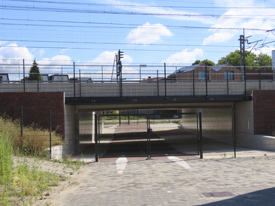 902571 Gezicht op het nog gesloten nieuwe tunneltje onder het spoor tussen de nieuwe stadsbuurten Wisselspoor en ...